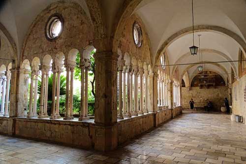 Claustro del monasterio franciscano de Dubrovnik