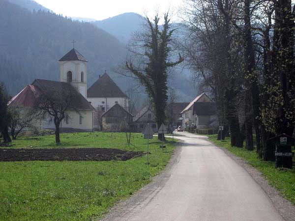 Vista de Brod na Kupi con el castillo y la iglesia al fondo