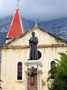 Estatua dedicada a Andrija Kačiċ Miošiċ 