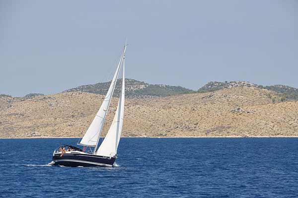 Velero en la bahía de Telascica